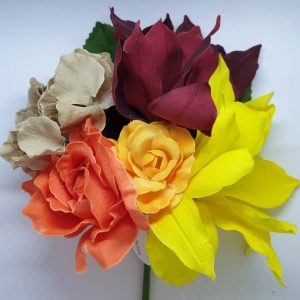 Ramillete de flores para flamenca con surtido de flores diferentes en color y tamaño