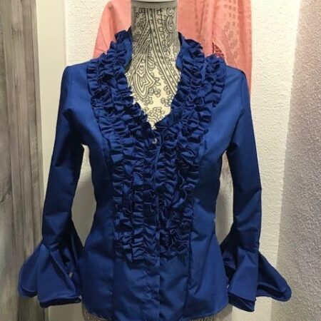 Camisa flamenca azulón con manga al codo y con volantes en ella