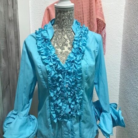 Camisa flamenca celeste con manga al codo y con volantes en ella