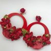Pendientes de flamenca Macarena con forma de aro y flores del mismo color