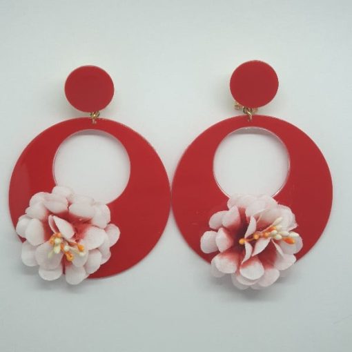 Pendientes de flamenca rojos con flor en el aro combinando su color