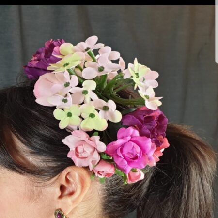 Ramillete de colores para flamenca con flores de varios tipos y tamaños en colores pastel
