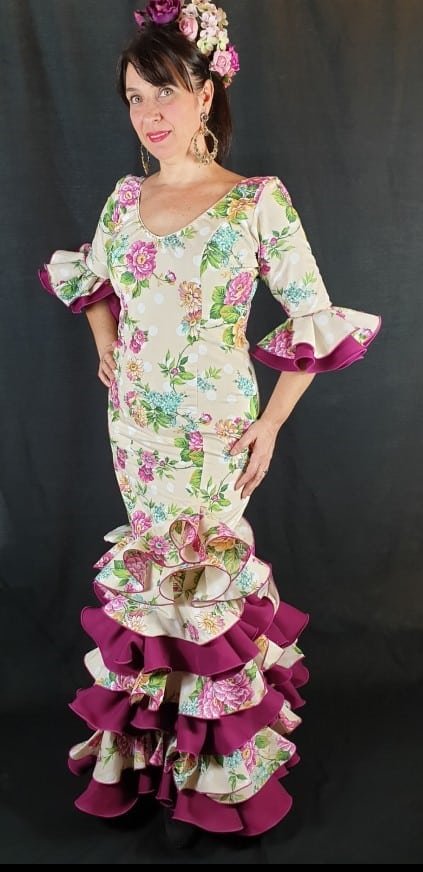 Precioso traje de flamenca Soleá de la talla 44 con flores y lunares en una perfecta combinación