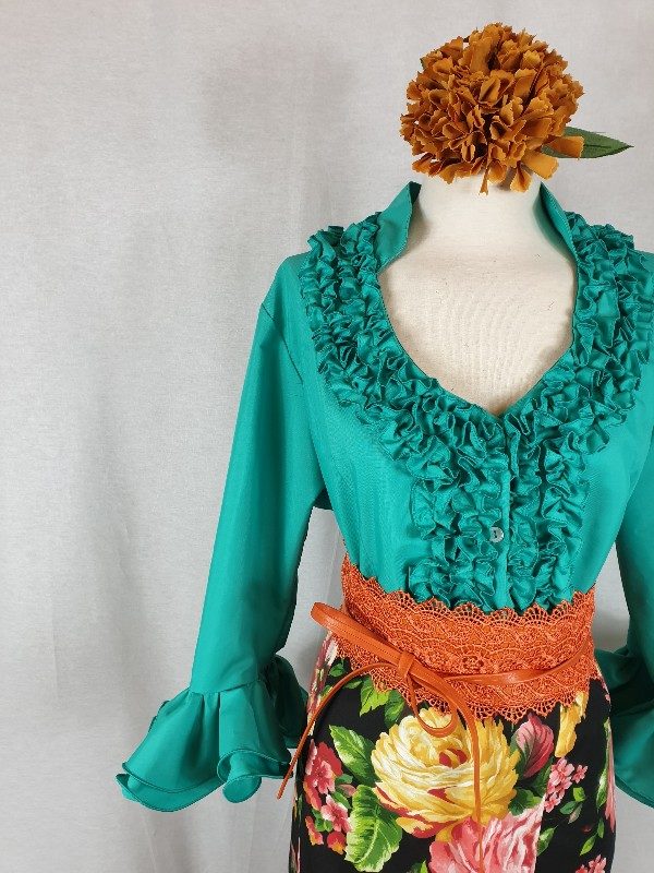 Camisa flamenca verde Andalucía con mangas al codo y garrucha en el pecho preciosa!!