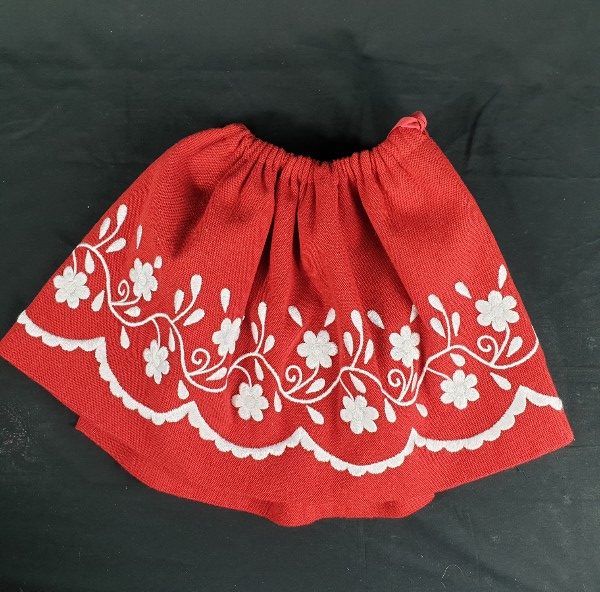 Refajo de huertana rojo para niña bordado en lana blanca