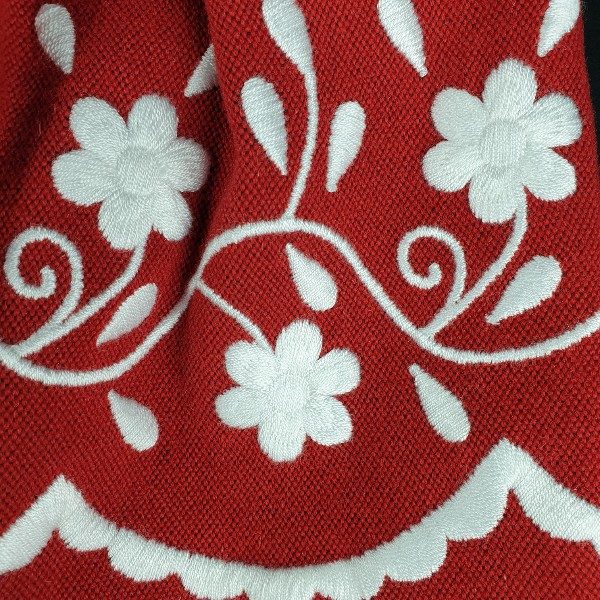 Refajo de huertana rojo para niña bordado en lana blanca