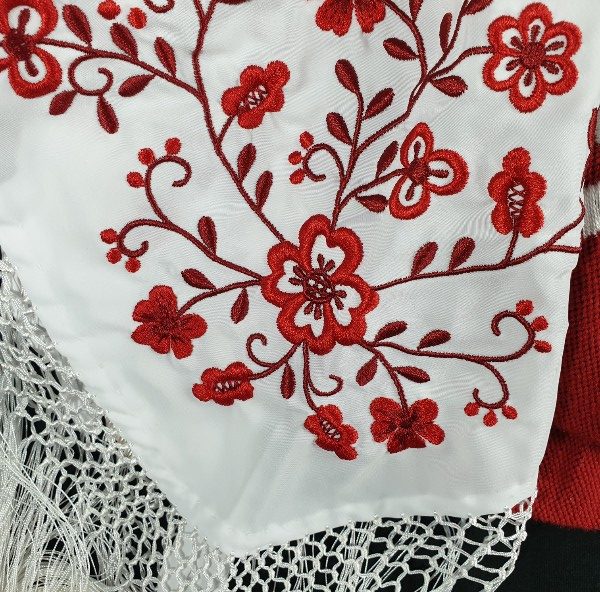 Pico y delantal huertana para niña bordado en color rojo sobre tela blanca