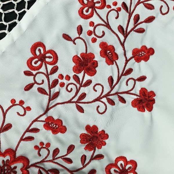 Pico y delantal huertana para niña bordado en color rojo sobre tela blanca