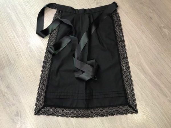 Delantal de huertana para señora en color negro de hilo y puntillas del mismo color