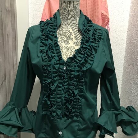 Camisa flamenca verde botella con mangas al codo y garrucha en su pecho