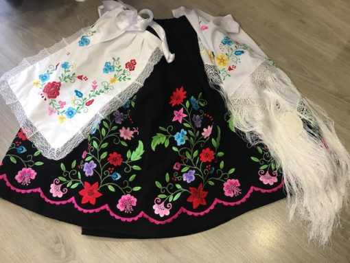 Refajo de huertana negro bordado a maquina con flores de colores precioso