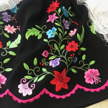 Refajo de huertana negro bordado a maquina con flores de colores precioso