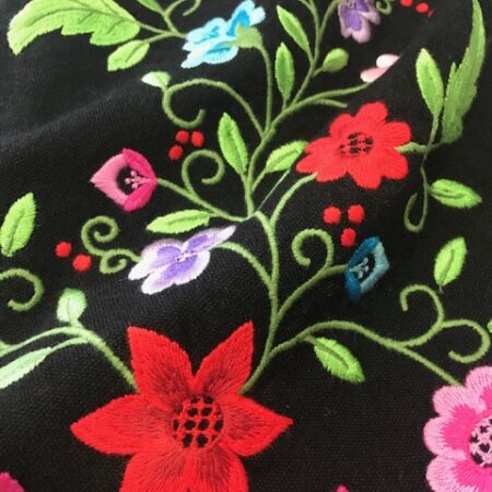 Refajo de huertana negro bordado a maquina con flores de colores precioso