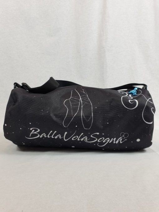 Macuto ballet zapatillas Macuto ballet zapatillas. Este bonita bolsa de ballet tiene serigrafiadas imágenes de ballet con la que identificarás tu afición por la danza. Con colores dinámicos y asa de transporte regulable para llevar en bandolera. Confeccionada en tela lavable. Las medidas de esta bolsa de ballet son 36 cm de ancho X 20 cm de alto con forma de cilindro y asa de 32 cm regulable. Consejos: La podrás lavar a mano o a maquina. Si decides lavarla a maquina debes ponerle un programa corto con prendas del mismo color. No secar en secadora. Secar al aire sin que le de el sol directamente.