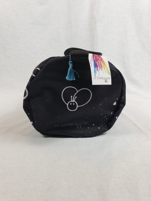 Macuto ballet zapatillas Macuto ballet zapatillas. Este bonita bolsa de ballet tiene serigrafiadas imágenes de ballet con la que identificarás tu afición por la danza. Con colores dinámicos y asa de transporte regulable para llevar en bandolera. Confeccionada en tela lavable. Las medidas de esta bolsa de ballet son 36 cm de ancho X 20 cm de alto con forma de cilindro y asa de 32 cm regulable. Consejos: La podrás lavar a mano o a maquina. Si decides lavarla a maquina debes ponerle un programa corto con prendas del mismo color. No secar en secadora. Secar al aire sin que le de el sol directamente.