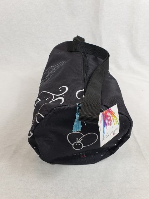 Macuto ballet zapatillas Macuto ballet zapatillas. Este bonita bolsa de ballet tiene serigrafiadas imágenes de ballet con la que identificarás tu afición por la danza. Con colores dinámicos y asa de transporte regulable para llevar en bandolera. Confeccionada en tela lavable. Las medidas de esta bolsa de ballet son 36 cm de ancho X 20 cm de alto con forma de cilindro y asa de 32 cm regulable. Consejos: La podrás lavar a mano o a maquina. Si decides lavarla a maquina debes ponerle un programa corto con prendas del mismo color. No secar en secadora. Secar al aire sin que le de el sol directamente.