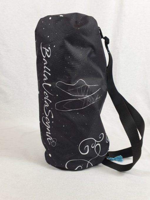 Macuto ballet zapatillas Macuto ballet zapatillas. Este bonita bolsa de ballet tiene serigrafiadas imágenes de ballet con la que identificarás tu afición por la danza. Con colores dinámicos y asa de transporte regulable para llevar en bandolera. Confeccionada en tela lavable. Las medidas de esta bolsa de ballet son 36 cm de ancho X 20 cm de alto con forma de cilindro y asa de 32 cm regulable. Consejos: La podrás lavar a mano o a maquina. Si decides lavarla a maquina debes ponerle un programa corto con prendas del mismo color. No secar en secadora. Secar al aire sin que le de el sol directamente.