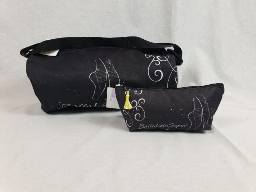 Macuto ballet zapatillas Macuto ballet zapatillas. Este bonita bolsa de ballet tiene serigrafiadas imágenes de ballet con la que identificarás tu afición por la danza. Con colores dinámicos y asa de transporte regulable para llevar en bandolera. Confeccionada en tela lavable. Las medidas de esta bolsa de ballet son 36 cm de ancho X 20 cm de alto con forma de cilindro y asa de 32 cm regulable. Consejos: La podrás lavar a mano o a maquina. Si decides lavarla a maquina debes ponerle un programa corto con prendas del mismo color. No secar en secadora. Secar al aire sin que le de el sol directamente.