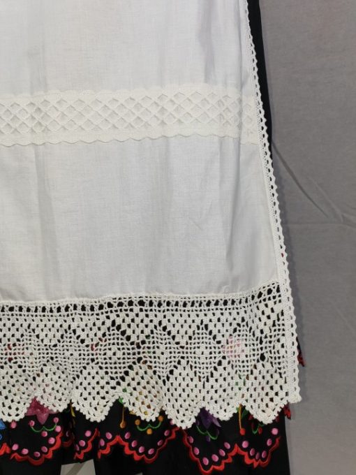Delantal da huertana blanco adulta con preciosas puntillas de bolillo