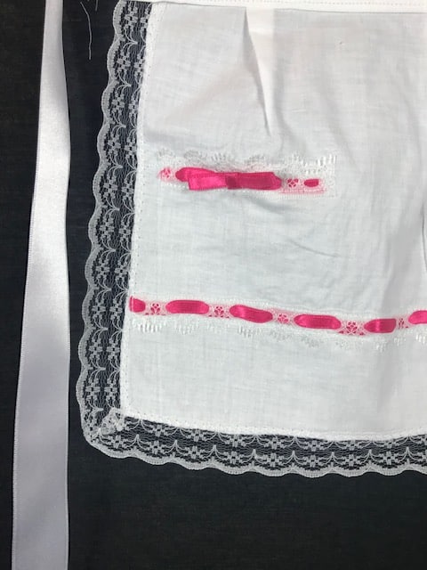 Delantal de huertana bebe en color blanco y cintas de raso en color
