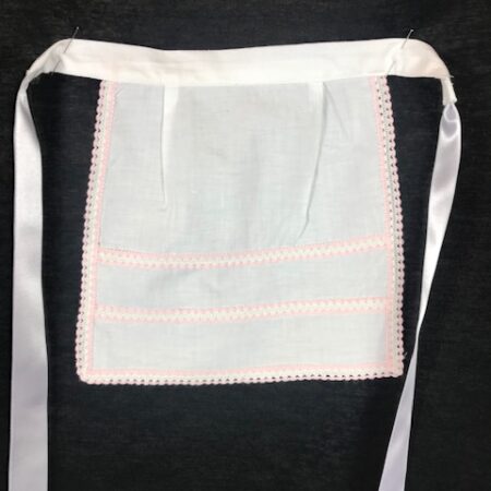 Delantal para huertana bebe en blanco con puntillas rosa