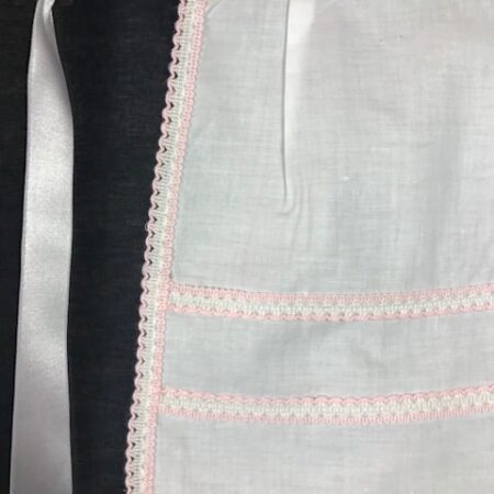 Delantal para huertana bebe en blanco con puntillas rosa