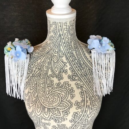 Hombrera flamenca azul con preciosas flores de color azuladas y blancas