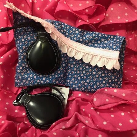 Funda de castañuelas de color azul y florecitas rosa con acolchado interior