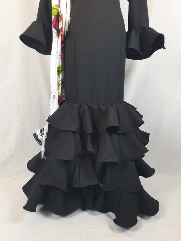 Traje de flamenca negro básico para lucir con cualquier complemento
