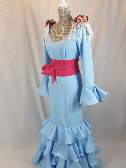 Traje flamenco celeste confeccionado en tejido streck