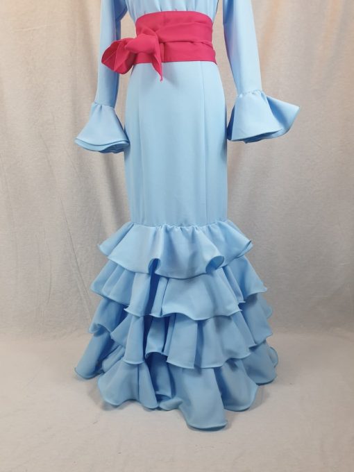 Traje flamenco celeste confeccionado en tejido streck