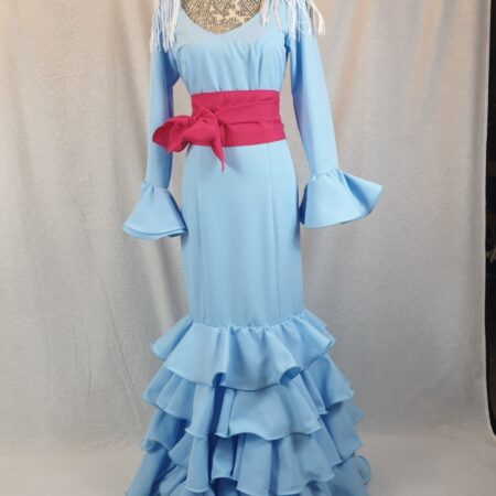 Traje flamenco celeste confeccionado en tejido streck