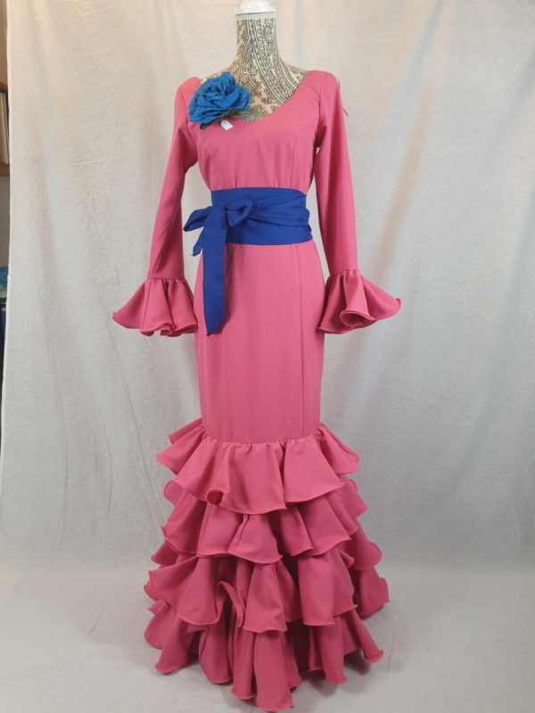 Traje flamenco rosa de tejido streck con cuatro volantes
