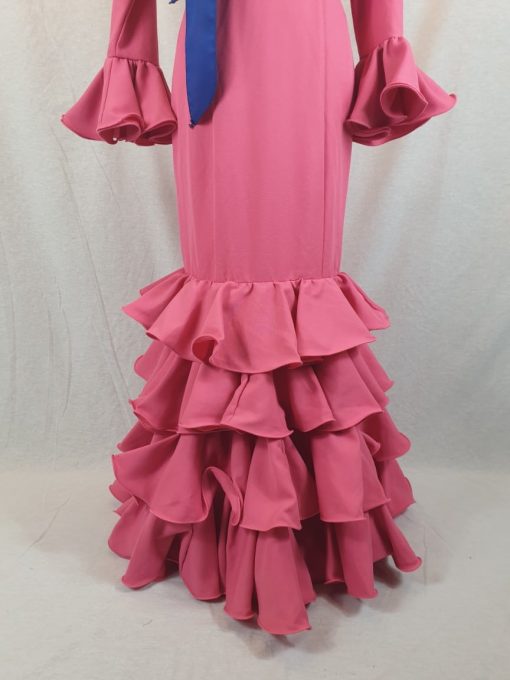 Traje flamenco rosa de tejido streck con cuatro volantes