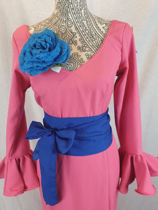Traje flamenco rosa de tejido streck con cuatro volantes