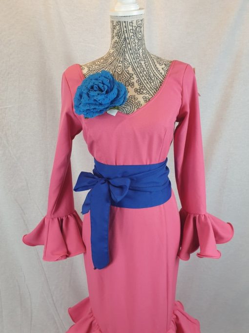 Traje flamenco rosa de tejido streck con cuatro volantes