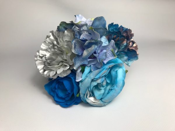 Ramillete de flores para flamenca con bonitas flores de colores combinadas entre si