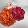 Flor peonia flamenca para el pelo de colores alegres