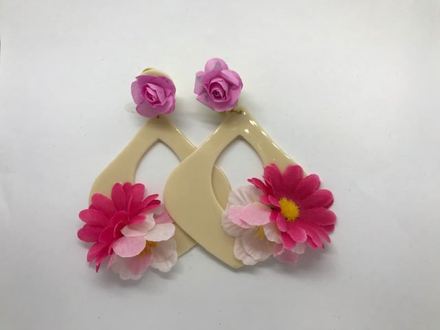 Pendientes de flamenca con flores para complementar tu traje flamenco