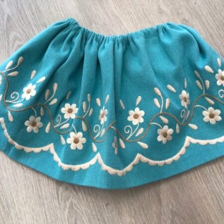 Refajo de huertana para niña azul con flores bordadas