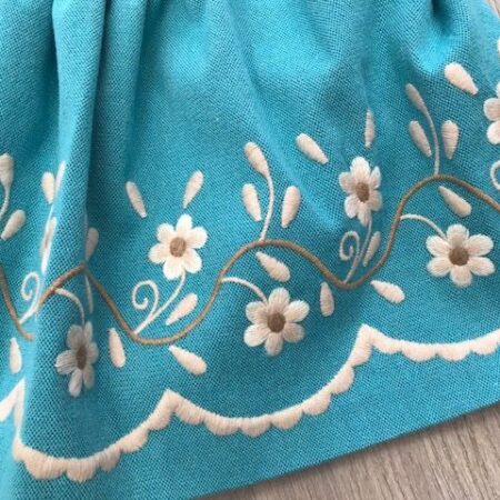 Refajo de huertana para niña azul con flores bordadas