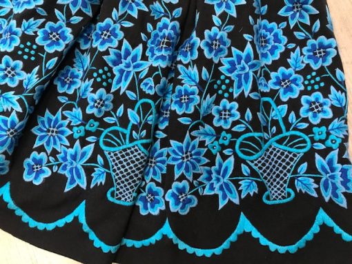 Refajo señora azul bordado a mano en color turquesa