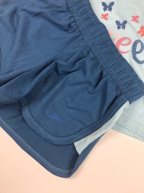 Conjunto deportivo niña azul compuesto por camiseta y pantalon corto