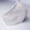 Mascarilla de tela relieve en color blanco lavable y reutilizable con filtro desechable incluido