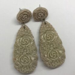Pendientes de flamenca en forma de lágrima y flores en relieve