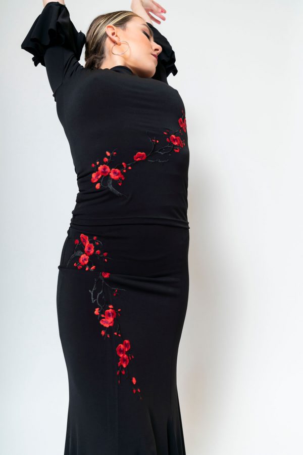 Falda negra con flores flamenco