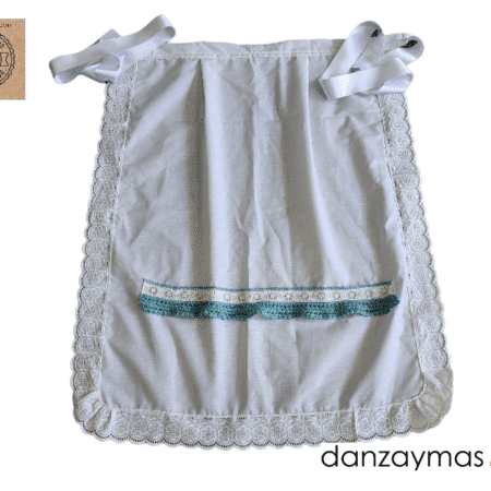 Delantal regional blanco con ganchillo