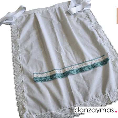 Delantal regional blanco con ganchillo