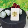 Broche dorado forma de flor