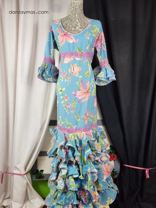 Traje de flamenca azul con flores